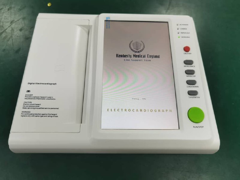Digital electrocardiograph (ECG) machine with display screen